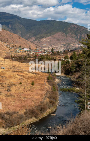 Wang Chu Fluss und Thimpu, Bhutan Stockfoto