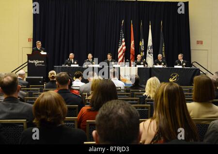 NATIONAL HARBOR, Md (4. April 2017) Leiter der Marineangehörigen Vice Adm. Robert Burke Adressen ein Publikum im Rahmen einer Podiumsdiskussion über Sailor2025 während der Sea-Air-Space Exposition. Sailor2025 ist ein Programm zur Verbesserung und Verwaltung des Personals der Marine- und Berufsbildungssysteme modernisieren. Stockfoto