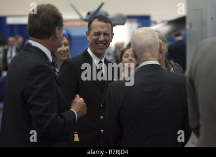 NATIONAL HARBOR, Md (3. April 2017) Leiter der Naval Operations (CNO) Adm. John Richardson touren Präsentation Stände während der Sea-Air-Space Exposition. Der Marine Liga Sea-Air-Space Ausstellung wurde 1965 gegründet als Mittel der US-Verteidigung industrielle Basis zu bringen, US-Unternehmen und wichtige militärische Entscheidungsträger zusammen für eine jährliche innovative, pädagogische, berufliche und maritime Ereignis. Sea-Air-Space ist die größte maritime Weltausstellung in den USA und setzt sich als eine wertvolle Erweiterung der Mission der Navy League der Meerespolitik Bildung und Meer service-Support Stockfoto