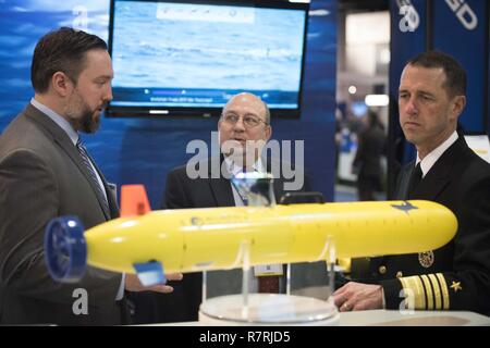 NATIONAL HARBOR, Md (3. April 2017) Leiter der Naval Operations (CNO) Adm. John Richardson touren Präsentation Stände während der Sea-Air-Space Exposition. Der Marine Liga Sea-Air-Space Ausstellung wurde 1965 gegründet als Mittel der US-Verteidigung industrielle Basis zu bringen, US-Unternehmen und wichtige militärische Entscheidungsträger zusammen für eine jährliche innovative, pädagogische, berufliche und maritime Ereignis. Sea-Air-Space ist die größte maritime Weltausstellung in den USA und setzt sich als eine wertvolle Erweiterung der Mission der Navy League der Meerespolitik Bildung und Meer service-Support Stockfoto