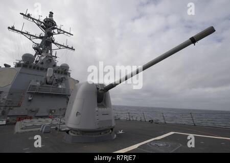 Atlantischer Ozean (30. März 2017) Die Marke 45 5-Zoll-Gewehr und Überbau der Arleigh-Burke-Klasse geführte Anti-raketen-Zerstörer USS Carney (DDG64) im Atlantischen Ozean während der Übung gemeinsame Krieger. Carney ist vorausschauend zu Rota, Spanien bereitgestellt, die Durchführung der dritten Patrouille in den USA 6 Flotte Bereich der Maßnahmen zur Unterstützung der US-amerikanischen nationalen Sicherheitsinteressen in Europa. Stockfoto