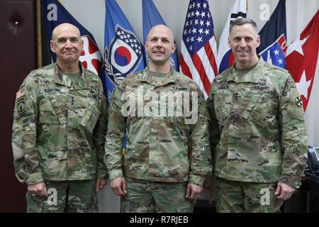 USAG YONGSAN, Korea - Oberst Scott A. Ufer wirft mit Achte Armee kommandierenden General Generalleutnant Thomas S. Vandal und Generalinspekteur der Armee Generalleutnant David E. Quantock, nachdem er sich als der neue Generalinspekteur für Achte Armee bei einem Eid Zeremonie am United States Army Garrison Yongsan, 29. März statt. Stockfoto