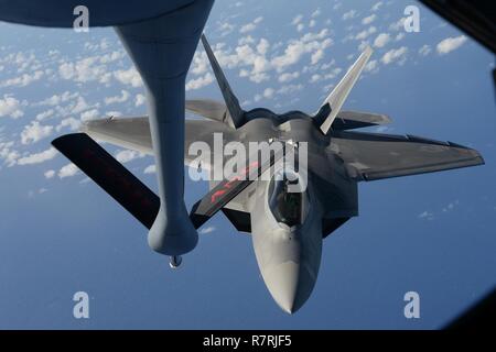 Eine F-22 Raptor aus dem 154 Flügel, California Air National Guard, Ansätze einer KC-135 Stratotanker, von der Utah Air National Guard, zum Tanken bei einem Ausfall während der Teilnahme an Sentry Aloha 17-03. Sentry Aloha ist eine fortlaufende Reihe von Bekämpfung Übungen veranstaltet von der Texas Air National Guard und beinhaltet eine Vielzahl von Kämpfer und Unterstützung Flugzeuge. Stockfoto