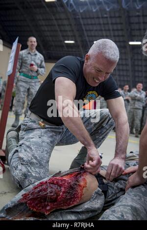 Oberstleutnant Bernabe F. Whitfield, 374 Instandhaltungsgruppe stellvertretender Kommandant, sichert eine Aderpresse auf eine Praxis, die Puppe als Teil der Self-Aid und Buddy Care Rennen während der 374 Instandhaltungsgruppe Wrenchbender Rodeo am 31. März 2017, bei Yokota Air Base, Japan. Die MX-Rodeo ist eine Moral Ereignis und ermöglicht den Wettbewerb zwischen den verschiedenen Wartung Staffeln auf Basis. Stockfoto