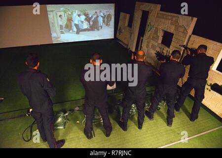Italienischen Carabinieri des 13 Regiment Carabinieri "Friuli Venezia Giulia" Görz, Durchführung von Schulungen mit Motivationsfähigkeiten Trainer (EST) in der Caserma Ederle Vicenza, Italien, 3. April 2017. Carabinieri mit US-Armee RTSD Süden Ausrüstung die bilateralen Beziehungen zu verbessern und die Zusammenarbeit und die Kapazität des Personals in gemeinsamen Aktionen beteiligt zu erweitern. Stockfoto