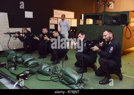 Italienischen Carabinieri des 13 Regiment Carabinieri "Friuli Venezia Giulia" Görz, Durchführung von Schulungen mit Motivationsfähigkeiten Trainer (EST) in der Caserma Ederle Vicenza, Italien, 4. April 2017. Carabinieri mit US-Armee RTSD Süden Ausrüstung die bilateralen Beziehungen zu verbessern und die Zusammenarbeit und die Kapazität des Personals in gemeinsamen Aktionen beteiligt zu erweitern. Stockfoto