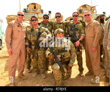 ABDALI BAUERNHÖFE, Kuwait - Elite Special Operations Forces aus Kuwait, Katar, Saudi Arabien, Vereinigte Arabische Emirate und die USA leiteten einen simulierten überfall auf einem verteidigt Ziel, praktizierte Zimmer Clearing, zu einer explosiven Gerät reagiert, und festgehalten wurden, suchte einen hohen Wert und eine verletzte Mannschaftskamerad als Teil der Übung Eagle lösen, April 02, Abdali Betriebe evakuiert. Die raid wurde eine kumulative Übung, die taktischen Fähigkeiten der Teilnehmer und Fähigkeiten in einem operativen Mission Mit unseren Golf-kooperationsrat partner Nationen zusammenhängend zu bedienen getestet. Übung Eagle Reso Stockfoto