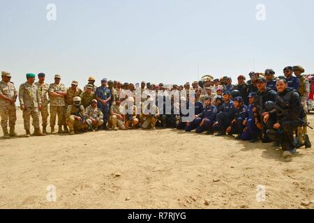 ABDALI BAUERNHÖFE, Kuwait - Elite Special Operations Forces aus Kuwait, Katar, Saudi Arabien, Vereinigte Arabische Emirate und die USA leiteten einen simulierten überfall auf einem verteidigt Ziel, praktizierte Zimmer Clearing, zu einer explosiven Gerät reagiert, und festgehalten wurden, suchte einen hohen Wert und eine verletzte Mannschaftskamerad als Teil der Übung Eagle lösen, April 02, Abdali Betriebe evakuiert. Die raid wurde eine kumulative Übung, die taktischen Fähigkeiten der Teilnehmer und Fähigkeiten in einem operativen Mission Mit unseren Golf-kooperationsrat partner Nationen zusammenhängend zu bedienen getestet. Übung Eagle Reso Stockfoto