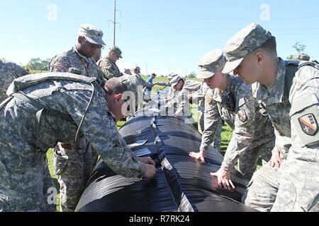 Louisiana National Guard Soldaten der 2225Th Multi-Role Bridge Company, 225th Engineer Brigade, Durchführung patch Ausbildung der Aqua DAM-System während der Katastrophenhilfe Übung an der Motorhaube Carre Spillway, St. Charles Parish, April 1, 2017. Aqua Dämme sind Wasser gefüllt Abschottungen, die für Hochwasserschutz und Schutz verwendet werden. Die Fähigkeit der Louisiana National Guard schnell auf Notfälle reagieren zu können Leben retten und den Schutz des Eigentums. Durch die Durchführung von simulierten Luft, Wasser und Boden von Such- und Rettungsaktionen, die lang ist es, sicherzustellen, dass ihre Soldaten und Piloten sind pr Stockfoto