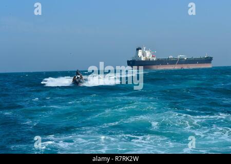 Kuwaitischen TERRITORIALGEWÄSSERN, Kuwait - Elite militärische Spezialeinsatzkräfte aus dem Golf-kooperationsrat, und in den USA führte eine simulierte schnelle Reaktion auf die Entführung des Motors tanker oder Öltanker, die hadiyah, 3. April, in Kuwait Hoheitsgewässer. Special forces Teams aus den GCC und U.S. Naval Special Warfare und Starre - Rumpf Schlauchboot Teams simuliert eine Luft- und Seeverkehrs schnell einfügen, Durchsuchung und Beschlagnahme der besetzten Tanker und seine Entführer und die sichere Freilassung der Tanker Besatzungsmitglieder. Die raid wurde eine kumulative gemeinsame Übung, dass die Teilnehmer 'Ta getestet Stockfoto