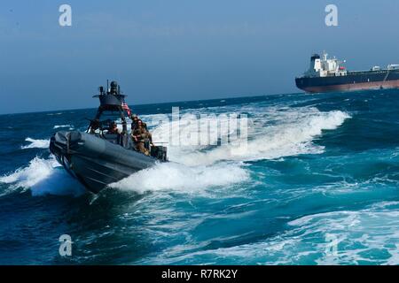 Kuwaitischen TERRITORIALGEWÄSSERN, Kuwait - Elite militärische Spezialeinsatzkräfte aus dem Golf-kooperationsrat, und in den USA führte eine simulierte schnelle Reaktion auf die Entführung des Motors tanker oder Öltanker, die hadiyah, 3. April, in Kuwait Hoheitsgewässer. Special forces Teams aus den GCC und U.S. Naval Special Warfare und Starre - Rumpf Schlauchboot Teams simuliert eine Luft- und Seeverkehrs schnell einfügen, Durchsuchung und Beschlagnahme der besetzten Tanker und seine Entführer und die sichere Freilassung der Tanker Besatzungsmitglieder. Die raid wurde eine kumulative gemeinsame Übung, dass die Teilnehmer 'Ta getestet Stockfoto