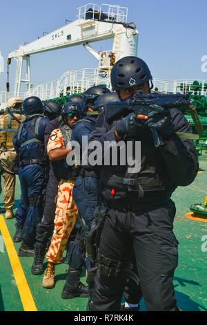 Kuwaitischen TERRITORIALGEWÄSSERN, Kuwait - Elite militärische Spezialeinsatzkräfte aus dem Golf-kooperationsrat, und in den USA führte eine simulierte schnelle Reaktion auf die Entführung des Motors tanker oder Öltanker, die hadiyah, 3. April, in Kuwait Hoheitsgewässer. Special forces Teams aus den GCC und U.S. Naval Special Warfare und Starre - Rumpf Schlauchboot Teams simuliert eine Luft- und Seeverkehrs schnell einfügen, Durchsuchung und Beschlagnahme der besetzten Tanker und seine Entführer und die sichere Freilassung der Tanker Besatzungsmitglieder. Die raid wurde eine kumulative gemeinsame Übung, dass die Teilnehmer 'Ta getestet Stockfoto