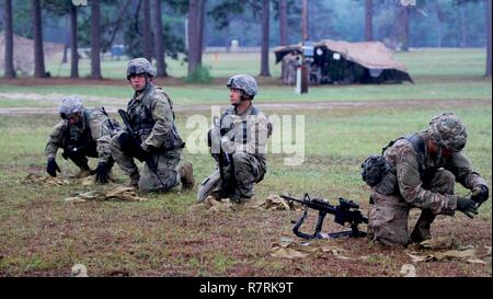 U.S. Army National Guard Soldaten aus dem zweiten Bataillon, 124 Infanterie Regiment für Ihre nächste Bewertung während der Experte Infanterie Abzeichen Qualifikation im Camp Blanding Training Center, Starke, Fla. Bereiten Sie am 5. April 2017. Nach dem anstrengenden Patrol Teil der EIB-Kurs nur eine 12-Mile ruck März für den nächsten Tag geplante steht zwischen Ihnen und das begehrte Abzeichen. Stockfoto