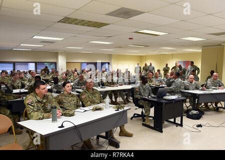 Beobachter Trainer/Ausbilder der Armee Finden 3/335 th Training Support Battalion vor - pare ein Briefing zu leiten Nach Fort Hood, Texas ankommen für eine Mobilisierung gibt, 27. März 2017 zugeordnet. Die 3/335 th TSBn vor kurzem in Fort Hood für eine Mobilisierung der Armee Finden und National Guard Einheiten für Auslandseinsätze in der Unterstützung der operativen Bedürfnisse der Armee und unsere gemeinsamen Partner zu trainieren. Stockfoto