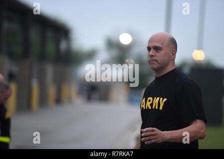 Command Sgt. Maj. Gilbert Garrett, command Sergeant Major der 3/335 th Training Support Battalion spricht zu seinen Soldaten während der ersten Formation in Fort Hood, Texas, am 28. März 2017. Der Armee Finden 3/335 th TSBn, aus Fort Sheridan, Illinois, zu dem 120 Infanterie Brigade, die erste Armee, Division West zugeordnet werden, während auf ihre Mobilisierung und die Schulung Armee Finden und National Guard Kräfte vor der Auslandseinsätze. Stockfoto