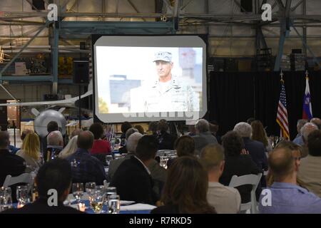 Ein Publikum Uhren ein Video zur United States Air Force Generalmajor H. Michael Edwards, der Adjutant General von Colorado gewidmet. Edwards gedacht sein Ausscheiden aus dem Colorado Air National Guard an den Flügeln über die Rockies Air & Space Museum, Denver, Colo., 2. April 2017. Generalmajor Edwards gewidmet 43-Jahren des Dienstes an der United States Air Force. (Air National Guard Stockfoto