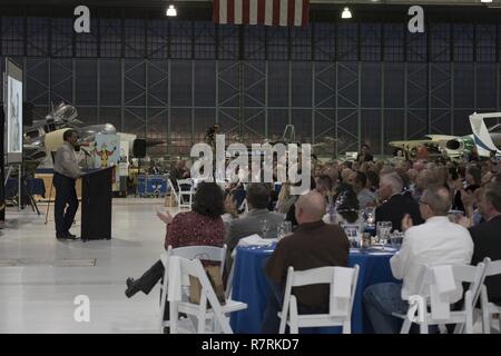 Rick Crandall, KEZW morgen Host, macht Kommentare während des Ruhestandes Abendessen der United States Air Force Generalmajor H. Michael Edwards, der Adjutant General von Colorado, der 43-Jahre des Wehrdienstes auf die United States Air Force am Flügel über die Rockies, Denver, Colo., 2. April 2017. Generalmajor Edwards war der 42 Adjutant General für den Bundesstaat Colorado. (Air National Guard Stockfoto