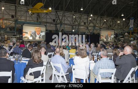 Ein Publikum Uhren ein Video zur United States Air Force Generalmajor H. Michael Edwards, der Adjutant General von Colorado in der Feier von seinem Ausscheiden aus dem Colorado Air National Guard an den Flügeln über die Rockies, Denver, Colo., 2. April 2017 eingeweiht. Generalmajor Edwards gewidmet 43-Jahren des Dienstes an der United States Air Force. (Air National Guard Stockfoto