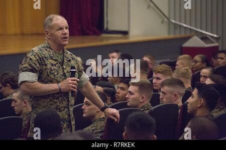 Kommandant des Marine Corps Gen. Robert B. Neller spricht mit Marines auf Marine Corps Base Camp Foster, Okinawa, Japan, April 4, 2017. Neller sprach über die Bedeutung der Wahrung Mitsoldaten, und das Marine Corps' überarbeitete Social Media Policy. Stockfoto