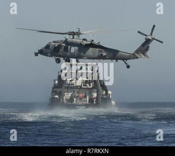 Pazifik (1. April 2017) Segler für die Beseitigung von Explosivstoffen Mobile Einheit (EODMU) 11 Abstieg von einem MH-60S Sea Hawk Hubschrauber, von der "Eightballers" der Hubschrauber Meer Combat Squadron (HSC) 8, während die Durchführung von Hubschrauber, Besuch, Board, Suche, und Beschlagnahme (HVBSS) Ausbildung während eines composite Trainingsgerät Übung (COMPTUEX) mit der nimitz Carrier Strike Group in Vorbereitung für eine bevorstehende Implementierung zugewiesen. COMPTUEX Tests die Mission die Bereitschaft der Aktiven der Streik Gruppe durch simulierte Szenarien und ihre Fähigkeit als integrierte Einheit durchzuführen. Stockfoto