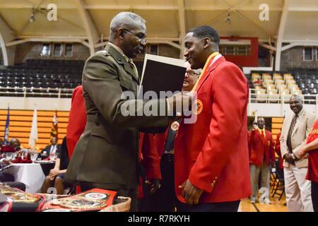 Sgt. Teddy Randolph jr., medizinische Verwaltung Unteroffizier, Marine Reserve, wurde in das All-Marine Boxing Hall of Fame bei goettge Memorial Field House auf der Marine Corps Base Camp Lejeune, 1. April 2017 eingesetzt. Randolph wurde formell durch Generalleutnant Ronald L. Bailey, der stellvertretende Kommandant für Plänen, Politiken und Operationen eingesetzt. Stockfoto