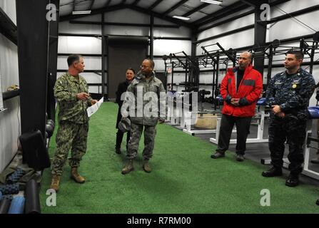 Marine Master Chief Matthew Novello mit der Naval Special Warfare kaltem Wetter Loslösung Kodiak erklärt einige der Workout Routinen, die Navy SEALS beim Training auf der Kodiak Insel zu Generalmajor Curtis Williams, Mobilisierung, Assistent des Air Force Reserve Commander bei einem Rundgang durch die Anlage in Kodiak, Alaska am 4. April 2017, durchführen. General Williams besuchte mit Service Mitglieder, die Teilnehmenden sind in der Arktis CARE 2017 medizinische Bereitschaft übung, das ist eine zivil-militärische Zusammenarbeit, die für beide Seiten vorteilhafte Partnerschaften zwischen US-Gemeinschaften und das Zubehör zu bauen Stockfoto