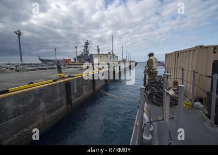 OKINAWA, Japan (5. April 2017) Segler, die Landing Craft utility 1666 zugeordnet, Vorbereitung pier Seite am weißen Strand von Okinawa, Japan zu verankern. Green Bay, Teil der Bonhomme Richard Expeditionary Strike Group, mit 31 Marine Expeditionary Unit begonnen, ist auf Patrouille, die in der Indo-Asia - Pazifik Region warfighting Bereitschaft und Haltung als ready-Response Force für jede Art der Kontingenz zu verbessern. Stockfoto