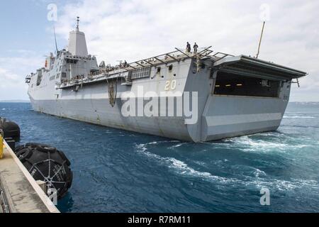 OKINAWA, Japan (5. April 2017) Die amphibious Transport dock USS Green Bay (LPD 20) bereitet die Pier Seite am weißen Strand von Okinawa, Japan zu verankern. Green Bay, Teil der Bonhomme Richard Expeditionary Strike Group, mit 31 Marine Expeditionary Unit begonnen, ist auf Patrouille, die in der Indo-Asia - Pazifik Region warfighting Bereitschaft und Haltung als ready-Response Force für jede Art der Kontingenz zu verbessern. Stockfoto