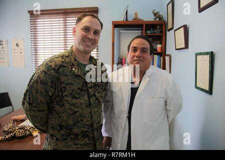 Marine Maj. Jeremy Schmidt, ein reservist aus Miami, Florida zu 4. Zivile Gruppe Angelegenheiten zugewiesen, und Dr. Ceilio Eck, ein Berater Kinderarzt, Unterstützung für die Übung über den Horizont 2017, 29. März 2017, Belize City, Belize diskutieren. BTH 2017 ist eine Partnerschaft zwischen US Southern Command, Belize Defence Force und mehrere Belize Regierungsbehörden, die von fünf Bauprojekten bestehen wird und drei kostenlose medizinische Versorgung Veranstaltungen in den Bezirken von Belize, Cayo und Stann Creek. Stockfoto