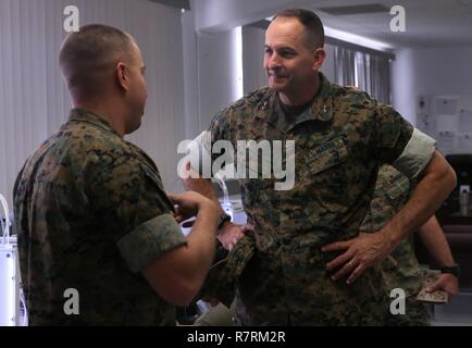 Kapitän Zachary Weisenfels, Links, Offizier, Fertigung Labor, erklärt die Funktionen der FabLab zu Generalmajor Daniel O'Donohue, Kommandierender General, 1st Marine Division, bei einem Besuch in Marine Corps Air Ground Combat Center, Twentynine Palms, Calif., 29. März 2017. Die neu gegründete FabLab ist der erste seiner Art in der Marine Corps und Marinesoldaten und Matrosen die Möglichkeit avant-garde Lösungen für gemeinsame Probleme durch Nutzung der 3D-Drucktechnologie entwickeln. Stockfoto