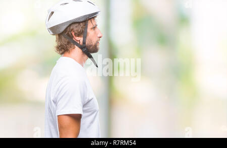 Schöner Spanischer Radfahrer Mann mit Helm über isolierte Hintergrund auf der Suche nach Side, entspannen Profil mit natürlichen Gesicht mit zuversichtlich smil darstellen Stockfoto