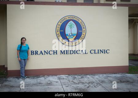 Salena Quenga, LPN pausiert für ein Foto vor der Niederlassung der Medizinischen Klinik am U.S. Naval Base Guam. Zweig der Medizinischen Klinik ist eine Ambulanz, die U.S. Naval Hospital Guam, indem sie Active Duty Seeleuten und ihren Familien einen leichter zugänglichen Ort für Ihre primary care Termine. Stockfoto