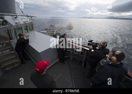 CAPE WRATH, Schottland - (April 3, 2017) - Eine Übung media crew Filme ein Segment an Bord der USS Carney (DDG64) als das Schiff führt Naval surface Fire Support Qualifikationen in Cape Wrath, Schottland, während der übung Gemeinsame Krieger 17-1 April 3, 2017. Carney, einem der Arleigh-Burke-Klasse geführte-missile Destroyer, Vorwärts - Rota, Spanien bereitgestellt werden, ist die Durchführung der dritten Patrouille in den USA 6 Flotte Bereich der Maßnahmen zur Unterstützung der US-amerikanischen nationalen Sicherheitsinteressen in Europa. Stockfoto