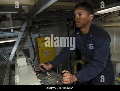Gewässer, DIE DIE KOREANISCHE HALBINSEL (31. März 2017) Sonar Techniker (Oberfläche) 2. Klasse Jonathan Torres, von Bronx, New York, betreibt eine multifunktionale abgeschleppt Array (MFDA) Konsole von der Arleigh-Burke-Klasse geführte Anti-raketen-Zerstörer USS Barry (DDG52) während eines simulierten U-Boot Jagd ausüben. Barry ist die Teilnahme an einer Oberfläche Schiff Anti-Submarine Warfare Bereitschaft und Wirksamkeit messen (SHAREM) Übung, das ist eine multi-nationale Bewegung, der die Kommunikation zwischen den USA und der Republik Korea die Seestreitkräfte zu stärken. Stockfoto