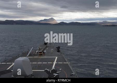 CAPE WRATH, Schottland - (April 3, 2017) - USS Carney (DDG64) Kreuzfahrten in der Nähe von Loch Eribo, Schottland, während der übung Gemeinsame Krieger 17-1 April 3, 2017. Carney, einem der Arleigh-Burke-Klasse geführte-missile Destroyer, Vorwärts - Rota, Spanien bereitgestellt werden, ist die Durchführung der dritten Patrouille in den USA 6 Flotte Bereich der Maßnahmen zur Unterstützung der US-amerikanischen nationalen Sicherheitsinteressen in Europa. Stockfoto