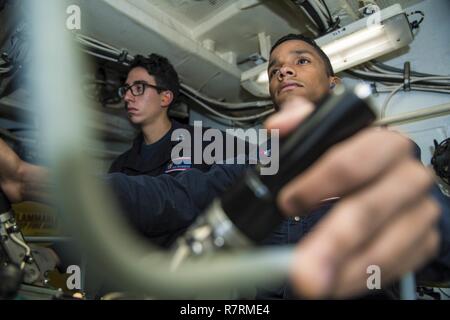 Gewässer, DIE DIE KOREANISCHE HALBINSEL (31. März 2017) Sonar Techniker (Oberfläche) 2. Klasse Jonathan Torres, rechts, und Sonar Techniker (Oberfläche) 3. Klasse Juan Browndoig betreiben eine multifunktionale abgeschleppt Array Console an Bord der Arleigh-Burke-Klasse geführte Anti-raketen-Zerstörer USS Barry (DDG52) während eines simulierten U-Boot Jagd ausüben. Barry ist die Teilnahme an einer Oberfläche Schiff Anti-U-Boot-Krieg Bereitschaft und Wirksamkeit messen Übung ist eine multi-nationale Bewegung, der die Kommunikation zwischen den USA und der Republik Korea die Seestreitkräfte zu stärken. Stockfoto