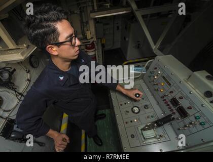 Gewässer, DIE DIE KOREANISCHE HALBINSEL (31. März 2017) Sonar Techniker (Oberfläche) 3. Klasse Juan Browndoig, von Pensacola, Florida, betreibt eine multifunktionale abgeschleppt Array (MFDA) Konsole von der Arleigh-Burke-Klasse geführte Anti-raketen-Zerstörer USS Barry (DDG52) während eines simulierten U-Boot Jagd ausüben. Barry ist die Teilnahme an einer Oberfläche Schiff Anti-Submarine Warfare Bereitschaft und Wirksamkeit messen (SHAREM) Übung, das ist eine multi-nationale Bewegung, der die Kommunikation zwischen den USA und der Republik Korea die Seestreitkräfte zu stärken. Stockfoto