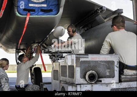 Ein US Air Force Waffen laden Mannschaft Mannschaft aus den 44 Aircraft Maintenance Unit sichern eine AIM-120 Advanced medium-Range Luft-Luft-Rakete in eine F-15 Eagle Jagdflugzeug während einer vierteljährlichen Waffen laden Wettbewerb April 3, 2017, bei Kadena Air Base, Japan. Der Wettbewerb bewertet die Sicherheit, Zuverlässigkeit und Wirksamkeit unter Einhaltung der technischen Daten und explosiven Sicherheit. Stockfoto