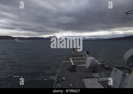 CAPE WRATH, Schottland - (April 3, 2017) - USS Carney (DDG64) Segel Vergangenheit Königlich Niederländische Marine Fregatte HNLMS Tromp (F803) während der Übung gemeinsame Krieger 17-1 April 3, 2017. Carney, einem der Arleigh-Burke-Klasse geführte-missile Destroyer, Vorwärts - Rota, Spanien bereitgestellt werden, ist die Durchführung der dritten Patrouille in den USA 6 Flotte Bereich der Maßnahmen zur Unterstützung der US-amerikanischen nationalen Sicherheitsinteressen in Europa. Stockfoto