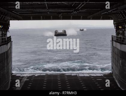 Pazifik - Landing Craft Air Cushion 44, zum Angriff Craft Unit (ACU) 5, bereitet sich auf das Deck der Amphibious Transport Dock Schiff USS San Diego LPD (22) Während die Amphibischen Squadron (PHIBRON) Marine Expeditionary Unit (MEU) Integration (PMINT) Übung, Apr.3 eingeben. PMINT ist zwei Wochen Training evolution zwischen dem Amerika Amphibious Ready Gruppe und dem 15 MEU, welche Züge Matrosen und Marines eine zusammenhängende Einheit zu werden und weitere Mission Bereitschaft zur Vorbereitung auf ihren bevorstehenden Einsatz. Stockfoto