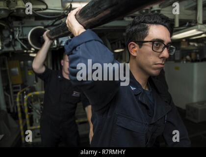 Gewässer, DIE DIE KOREANISCHE HALBINSEL (31. März 2017) Sonar Techniker (Oberfläche) 3. Klasse Juan Browndoig, von Pensacola, Florida, führt eine multifunktionale abgeschleppt Array (MFDA) Linie von der Arleigh-Burke-Klasse geführte Anti-raketen-Zerstörer USS Barry (DDG52) während eines simulierten U-Boot Jagd ausüben. Barry ist die Teilnahme an einer Oberfläche Schiff Anti-Submarine Warfare Bereitschaft und Wirksamkeit messen (SHAREM) Übung, das ist eine multi-nationale Bewegung, der die Kommunikation zwischen den USA und der Republik Korea die Seestreitkräfte zu stärken. Stockfoto