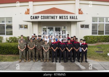 Us-Marines und ihre japanischen Pendants mit Hauptsitz Firma, Hauptsitz Bataillon, 3d Marine Division, für ein Gruppenfoto außerhalb Messe 4417 gehören auf Lager Courtney, Okinawa, Japan, April 6, 2017 darstellen. Messe 4417 gehören wurde mit der William Pendleton Thompson Hill Award für bestes Management und Verwirrung Telefonzentrale, dass Exzellenz in der Garnison und der Bereich food service ermutigt ausgezeichnet. Stockfoto