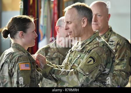 Die US-Armee Europa Stellvertretender Kommandierender General, Brig. Gen. Phillip S. Jolly, rechts, Auszeichnungen der Experte Bereich Medizinische Abzeichen (EFMB) an ein US-Soldat während des EFMB Preisverleihung an der 7. Armee den Befehl, Grafenwöhr, Deutschland, 30. März 2017. 215 Kandidaten aus 11 Ländern streben die Abzeichen, die während des 5-tägigen Herausforderung. Die EFMB Wettbewerb stärkt die einzelnen Soldaten Fähigkeiten und stärkt Bindungen mit multinationalen Verbündeten und Partnern. Stockfoto