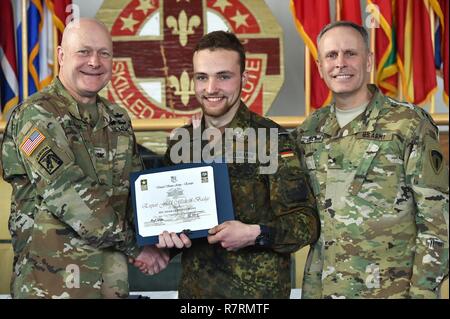 Von links nach rechts, die 212Th Combat Support Hospital Commander U.S. Army Colonel Brian Almquist, deutschen Armee Pfc. Alexander Beck und der US-Armee Europa Stellvertretender Kommandierender General, Brig. Gen. Phillip S. Jolly Lächeln für ein Foto während der Experte Bereich Medizinische Abzeichen (EFMB) Preisverleihung an der 7. Armee den Befehl, Grafenwöhr, Deutschland, 30. März 2017. 215 Kandidaten aus 11 Ländern streben die Abzeichen, die während des 5-tägigen Herausforderung. Die EFMB Wettbewerb stärkt die einzelnen Soldaten Fähigkeiten und stärkt Bindungen mit multinationalen Verbündeten und Partnern. Stockfoto