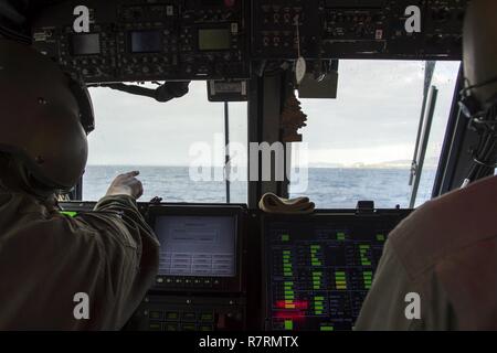 Gewässer in der Nähe von KIN BLUE BEACH, Okinawa (5. April 2017) Landing Craft air cushion (LCAC) 29 navigator Elektroniker 2. Klasse Patrick Johnson, links, von Buffalo, N.Y., zugeordnet zu den Naval Beach (NBU) 7, einem Strand Landepunkt während einer 31 Marine Expeditionary Unit (MEU) Offload von der Amphibisches Schiff USS BONHOMME RICHARD (LHD6). Bonhomme Richard, dem Flaggschiff der Bonhomme Richard Expeditionary Strike Group, mit Eingeschifft 31 MEU, ist auf eine Patrouille, die in der Indo-Asia - Pazifik Region warfighting Bereitschaft und Haltung als eine fertige Antwort forc verbessern Stockfoto