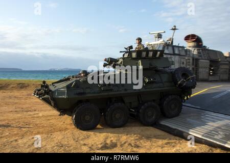 KIN BLUE BEACH, Okinawa (5. April 2017) Marines, zugeordnet zu den 31 Marine Expeditionary Unit (MEU), steigen Sie ein leichtes gepanzertes Fahrzeug (LAV) von Landing Craft air cushion (LCAC) 29, zugeordnet zu den Naval Beach (NBU) 7, während ein 31 Marine Expeditionary Unit (MEU) Offload von der Amphibisches Schiff USS BONHOMME RICHARD (LHD6). Bonhomme Richard, dem Flaggschiff der Bonhomme Richard Expeditionary Strike Group, mit Eingeschifft 31 MEU, ist auf eine Patrouille, die in der Indo-Asia - Pazifik Region warfighting Bereitschaft und Haltung als ready-Response Force für jede Art von Cont verbessern Stockfoto