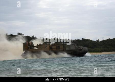 KIN BLUE BEACH, Okinawa (5. April 2017) Landing Craft air cushion (LCAC) 21, Naval Beach (NBU) 7, kehrt in das Amphibisches Schiff USS BONHOMME RICHARD (LHD6) während einer 31 Marine Expeditionary Unit (MEU) Offload zugeordnet. Bonhomme Richard, dem Flaggschiff der Bonhomme Richard Expeditionary Strike Group, mit Eingeschifft 31 MEU, ist auf eine Patrouille, die in der Indo-Asia - Pazifik Region warfighting Bereitschaft und Haltung als ready-Response Force für jede Art der Kontingenz zu verbessern. Stockfoto