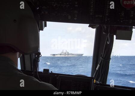 Gewässer in der Nähe von KIN BLUE BEACH, Okinawa (5. April 2017) Landing Craft air cushion (LCAC) 29, zu Naval Beach (NBU) 7, Ansätze der Amphibisches Schiff USS BONHOMME RICHARD (LHD6) während einer 31 Marine Expeditionary Unit (MEU) Offload zugeordnet. Bonhomme Richard, dem Flaggschiff der Bonhomme Richard Expeditionary Strike Group, mit Eingeschifft 31 MEU, ist auf eine Patrouille, die in der Indo-Asia - Pazifik Region warfighting Bereitschaft und Haltung als ready-Response Force für jede Art der Kontingenz zu verbessern. Stockfoto