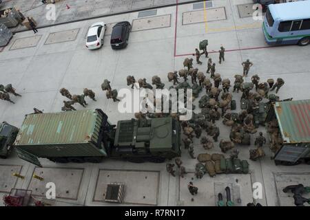 Weißer Strand, Okinawa (6. April 2017) Marines, zugeordnet zu den 31 Marine Expeditionary Unit (MEU), last Gang in ein logistisches System des Fahrzeugs Ersatz (LVSR) während einer Offload von der Amphibisches Schiff USS BONHOMME RICHARD (LHD6). Bonhomme Richard, dem Flaggschiff der Bonhomme Richard Amphibious Ready Gruppe auf eine Patrouille, die in der Indo-Asia - Pazifik Region warfighting Bereitschaft und Haltung als ready-Response Force für jede Art der Kontingenz zu verbessern. Stockfoto