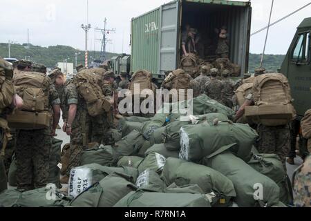 Weißer Strand, Okinawa (6. April 2017) Marines, zugeordnet zu den 31 Marine Expeditionary Unit (MEU), last Gang in ein logistisches System des Fahrzeugs Ersatz (LVSR) während einer Offload von der Amphibisches Schiff USS BONHOMME RICHARD (LHD6). Bonhomme Richard, dem Flaggschiff der Bonhomme Richard Amphibious Ready Gruppe auf eine Patrouille, die in der Indo-Asia - Pazifik Region warfighting Bereitschaft und Haltung als ready-Response Force für jede Art der Kontingenz zu verbessern. Stockfoto